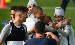 Les jouuers parisiens autour de Neymar Jr à l'entraînement au Camp des Loges, le 26 septembre 2017 en vue du match contre le Bayern