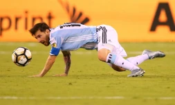 L'attaquant vedette de l'Argentine Lionel Messi trébuche sur la pelouse face au Chili lors de la finale de la Copa America, le 26 juin 2016 à East Rutherford (New Jersey)