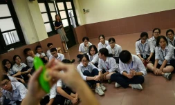 Des lycéens assistant à une présentation d'utilisation du préservatif à Hanoi le 26 mai 2020