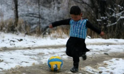 Murtaza Ahmadi, un Afghan de 5 ans portant un maillot découpé dans un sac plastique avec le nom et le numéro de son idole Lionel Messi, le 29 janvier 2016