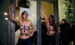 Deux Femen font irruption dans la Cinémathèque de Paris, torse nu, contre la rétrospective consacrée au réalisateur franco-polonais Roman Polanski, le 30 octobre 2018