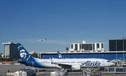 Un Boeing 737 MAX 9 de la compagnie Alaska Airlines sur le tarmac de l'aéroport de Los Angeles, le 8 janvier 2024