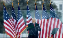 Le président américain Donald Trump sur une tribune près de la Maison Blanche, quelques instants avant que le Capitole ne soit pris d'assaut, le 6 janvier 2021