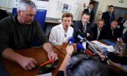 Un des fermiers de la ZAD Sylvain Fresneau et la préfÚte de la Région Pays de la Loire Nicole Klein, à Notre-Dame-des-Landes le 24 avril 2018