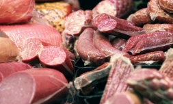 Les fabricants de jambon peuvent provisoirement continuer à voir la vie en rose: l'Assemblée nationale quasi unanime a voté le principe d'une "trajectoire de baisse" des doses maximales d'additifs nitrés dans la charcuterie, mais sans aller dès à présent vers une interdiction de ces conservateurs controversés
