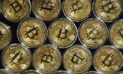 Le bitcoin a franchi samedi pour la premiĂšre fois de son histoire la barre des 60.000 dollars.