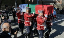 Des officiers bulgares portent un cercueil contenant les restes attribués au tsar Samouil, l'un des derniers souverains bulgares avant la domination byzantine, lors d'une cérémonie de restitution par la Grèce au musée byzantin de Thessalonique, le 3 octobre 2026