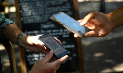Un serveur vérifie le pass sanitaire sur la terrasse d'un restaurant à Marseille, le 09 août 2021
