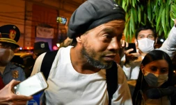 L'ancien footballeur brésilien Ronaldinho arrive dans un hôtel d'Asuncion où il est assigné à résidence le 7 avril 2020