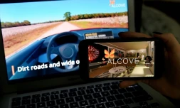 Image d'un road trip virtuel et du logo de l'application Alcove sur un smartphone, Ă Arlington (Virginie), le 19 mars 2021