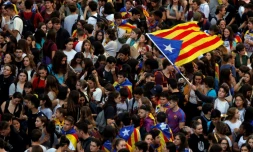 Des étudiants brandissent le drapeau pro-indépendance catalan pendant une manifestation le 17 octobre 2019 à Barcelone