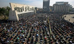 Des partisans de Moqtada Sadr rassemblés pour la grande priÚre du vendredi sur la place Tahrir et ses environs à Bagdad le 27 novembre 2020