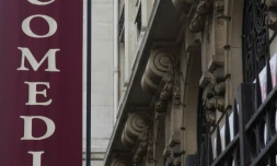des théâtres privés proposant comédies et spectacles d'humour comme la Grande Comédie à Paris ont accepté de diffuser de la pub avant la représentation