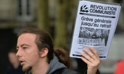 Un manisfestant tient une affiche appelant à une "grÚve générale", le 12 mai à Nantes