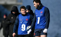Antoine Dupont (g) et Charles Ollivon lors d'un entraßnement du XV de France, le 11 février 2021 à Marcoussis