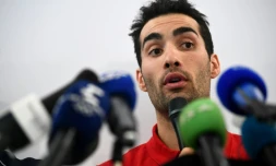 Martin Fourcade, roi du biathlon et porte drapeau de la délégation française aux Jeux de Pyeongchang, répond aux questions des reporters sur place, le 8 février 2018