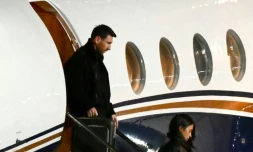 Lionel Messi et son épouse Antonela Roccuzzo, le 8 août 2026, à leur arrivée en jet privé à Rosario en Argentine, où le père et agent de la star du football doit être inhumée