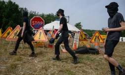 Manifestants devant plusieurs panneaux routiers de travaux, lors de la mobilisation contre l'autoroute A69, prĂšs de Puylaurens (Tarn), le 8 juin 2024