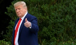 Donald Trump lève le pouce en arrivant à la Maison Blanche le 3 octobre 2019, de retour d'un déplacement en Floride