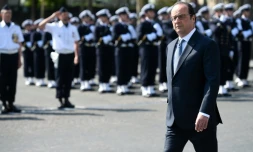 François Hollande passe les troupes en revue lors des célébrations du 8 mai 2016 à Paris
