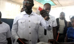 George Weah se prépare à voter à Monrovia, le 26 décembre 2017