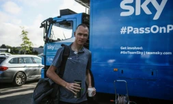 Le Britannique Chris Froome devant le bus de son équipe , le 4 juillet 2018 à Saint-Mars-la-Réorthe en Vendée
