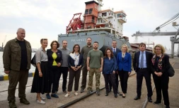 Le président ukrainien Volodymyr Zelensky visite, avec des responsables ukrainiens et des ambassadeurs occidentaux, le port de Chornomorsk (Ukraine) avant les premières exportations de céréales bloquées depuis le début de la guerre, le 29 juillet 2022
Photo fournie par le service de presse de la présidence ukrainienne.


