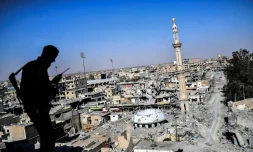 Un membre des Forces démocratiques syriennes en poste près du stade de Raqa, le 16 octobre 2017