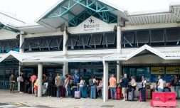 Des passagers attendent d'embarquer à l'aéroport de Magenta le 5 juin 2024 à Nouméa
