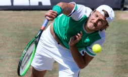 Le Français Lucas Pouille face à l'Espagnol Feliciano Lopez en finale du tournoi de Stuttgart, le 18 juin 2018