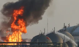 Des flammes s'élèvent d'une installation du géant saoudien Aramco au sud de Ryad, le 3 octobre 2026