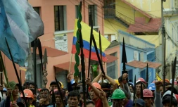 Des manifestants indigènes devant la basilique où se tiennent des tractations, à Quito, le 27 juin 2022