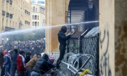 Heurts entre forces de l'ordre et manifestants antipouvoir à Beyrouth, le 18 janvier 2020