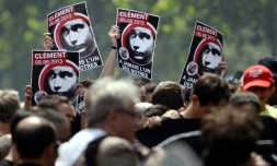 Manifestation, le 8 juin 2013 à Paris, en l'honneur de Clément Méric, mort trois jours plus tôt dans une rixe avec des skinheads