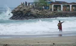 Image tirée d'une vidéo de l'AFPTV montrant une plage de Puerto Escondido, le 18 juin 2025, avant l'arrivée de l'ouragan Erick sur les côtes du Mexique