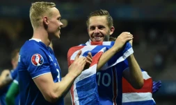 Les Islandais Kolbeinn Sigthorsson (g) et Gylfi Sigurdsson en joie après la qualification de leur équipe en quarts de finale de l'Euro face à l'Angleterre à l'Allianz Riviera, le 27 juin 2016