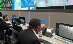 Des employés travaillent dans le centre de sécurité "Aspire security command centre" pour la Coupe du monde de la FIFA, le 28 mars 2022 prÚs du stade Khalifa International de Doha, au Qatar