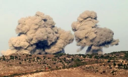 Un nuage de fumée s'élÚve du site d'une frappe aérienne israélienne qui a ciblé la région de Nabatiyeh dans le sud du Liban, le 28 octobre 2024