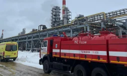 Photo publiée sur le compte officiel Telegram du gouverneur de la région de Nijni Novgorod, Gleb Nikitine, le 12 mars 2024, montrant des véhicules d'urgence sur les lieux d'un incendie sur le terrain d'un complexe énergétique et pétrolier de Kstovo, suite à une attaque de drone