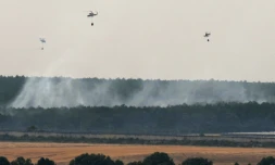 Des hélicoptères luttent contre un incendie de forêt à Guardo, le 18 août 2025 en Espagne