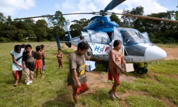 Du matériel de vote remis à des habitants du village amérindien de Trois-Sauts, en Amazonie guyanaise, le 16 juin 2012