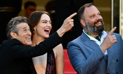 Le réalisateur grace Yorgos Lanthimos (d), l'actrice américaine Emma Stone (c) et l'acteur américain Willem Dafoe arrivent pour la projection du film "Kinds of Kindness", le 17 mai 2024 au 77e Festival de Cannes