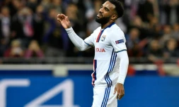 L'attaquant de Lyon Alexandre Lacazette réagit après avoir raté un penalty face à la Juventus en Ligue des champions au parc OL, le 18 octobre 2016