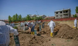 Des fossoyeurs creusent des tombes pour les migrants qui ont perdu la vie dans le naufrage de leur embarcation dans le lac de Van, le 24 août 2020 en Turquie