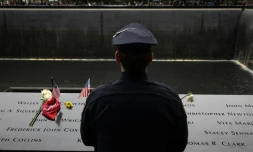 Un pompier devant le mémorial des attentats du 11-Septembre à New York, le 11 septembre 2022