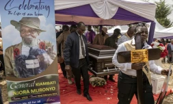 Des proches portent le cercueil de Christopher Njora Muronyo, un des "généraux oubliés" de l'insurrection Mau Mau dans les années 1950 au Kenya, le 14 février 2026 dans le comté de Nyandarua
