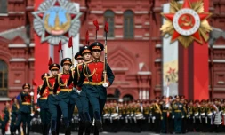 Les gardes russes défilent sur la Place Rouge lors de la répétition générale du défilé militaire du jour de la Victoire, à Moscou le 7 mai 2022