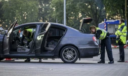 La police fédérale allemande contrôle une voiture sur l'autoroute A1/A30 à la frontière avec l'Allemagne, le 16 septembre 2024 à De Lutte, aux Pays-Bas
