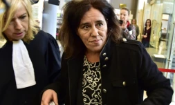 Rosa Maria da Cruz (d), la mÚre de Serena, accompagnée par son avocate Me ChrystÚle Chassagne-Delpech, arrive à la cour d'Assises de CorrÚze pour le début de son procÚs, le 12 novembre 2018 à Tulle
