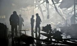 Photo publiée sur le compte Telegram du chef adjoint du bureau du président ukrainien, Oleksiy Kouleba, le 23 mai 2024, montrant des membres des forces de l'ordre sur le site d'une attaque de missiles russes à Kharkiv